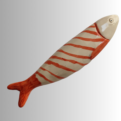 Peixe decorativo de cerâmica pintada de bege com riscas vermelhas