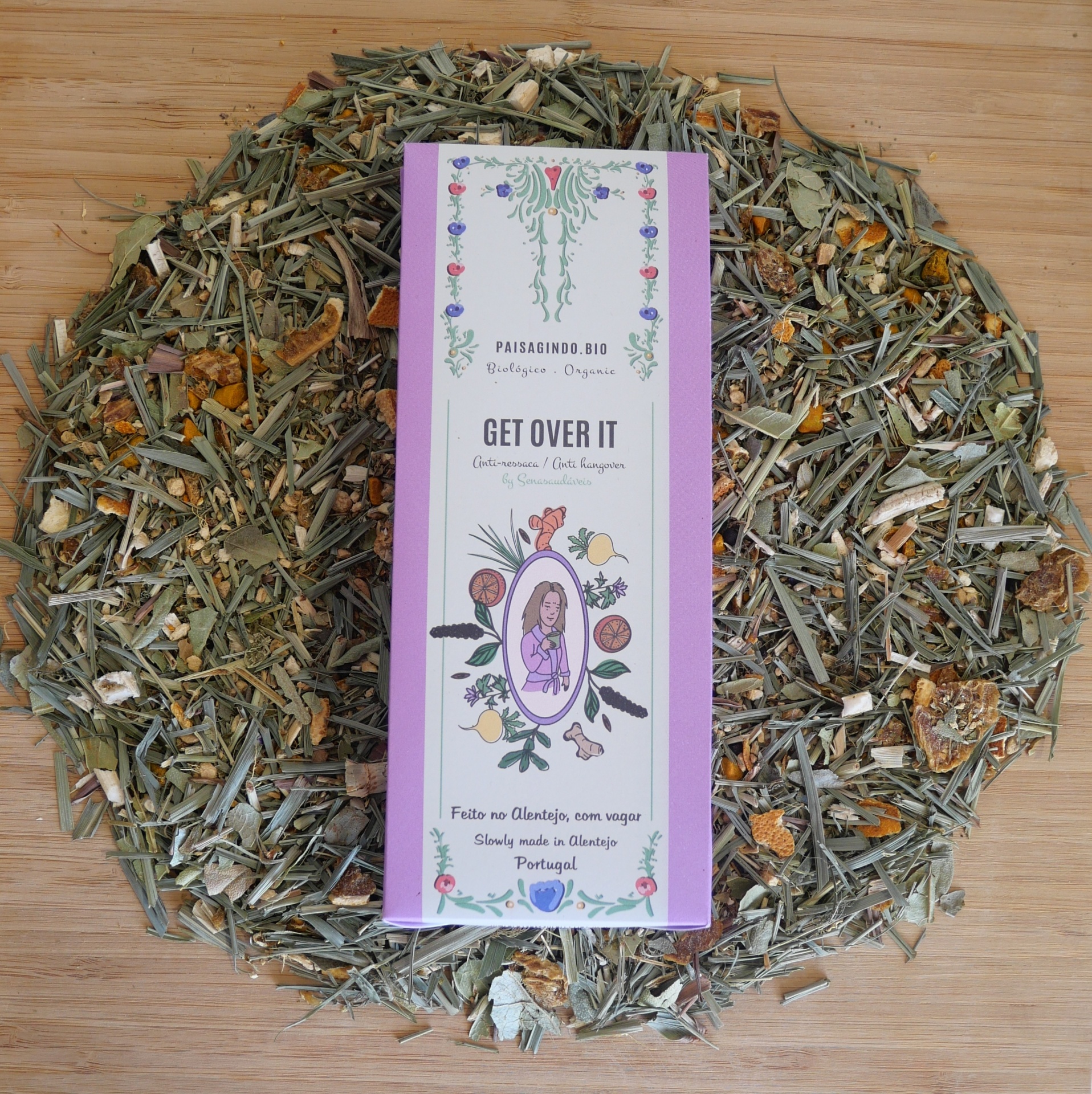 Embalagem de chá GET OVER IT sobre folhas secas dispostas em círculo