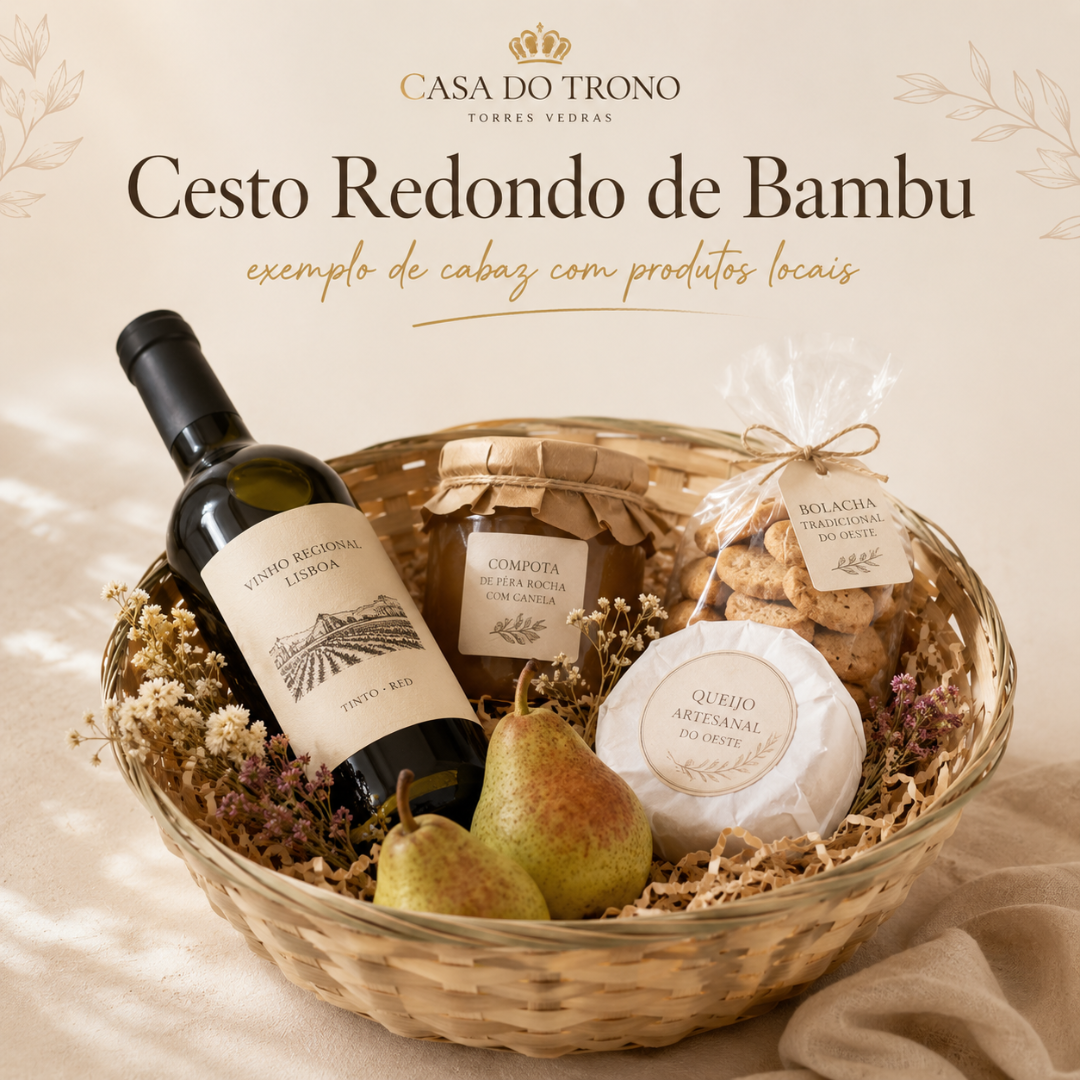Cesto redondo de bambu com vinho, compota, bolachas, queijo, pêras e flores secas