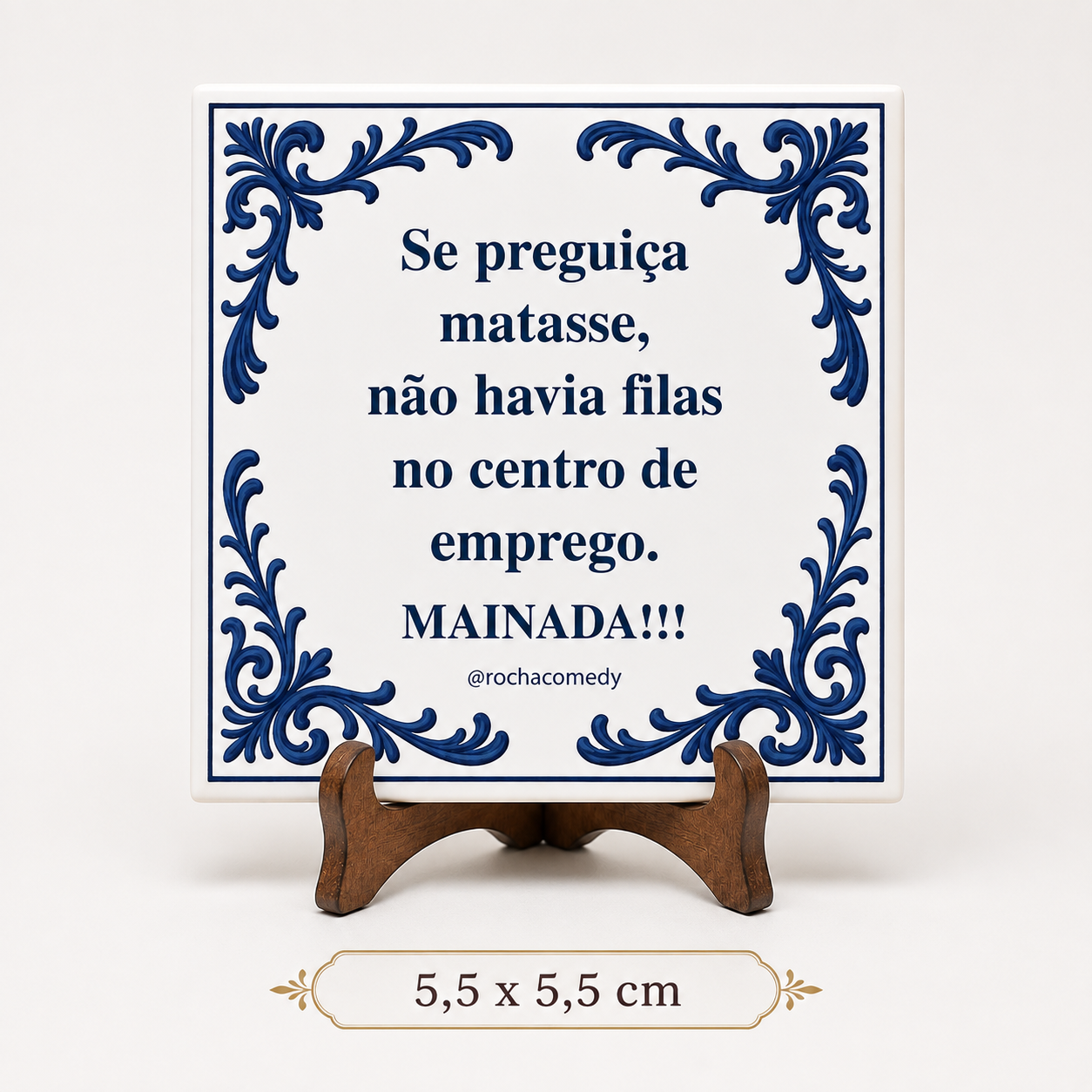 Azulejo branco com decoração azul e texto em português sobre preguiça e emprego, em suporte de madeira