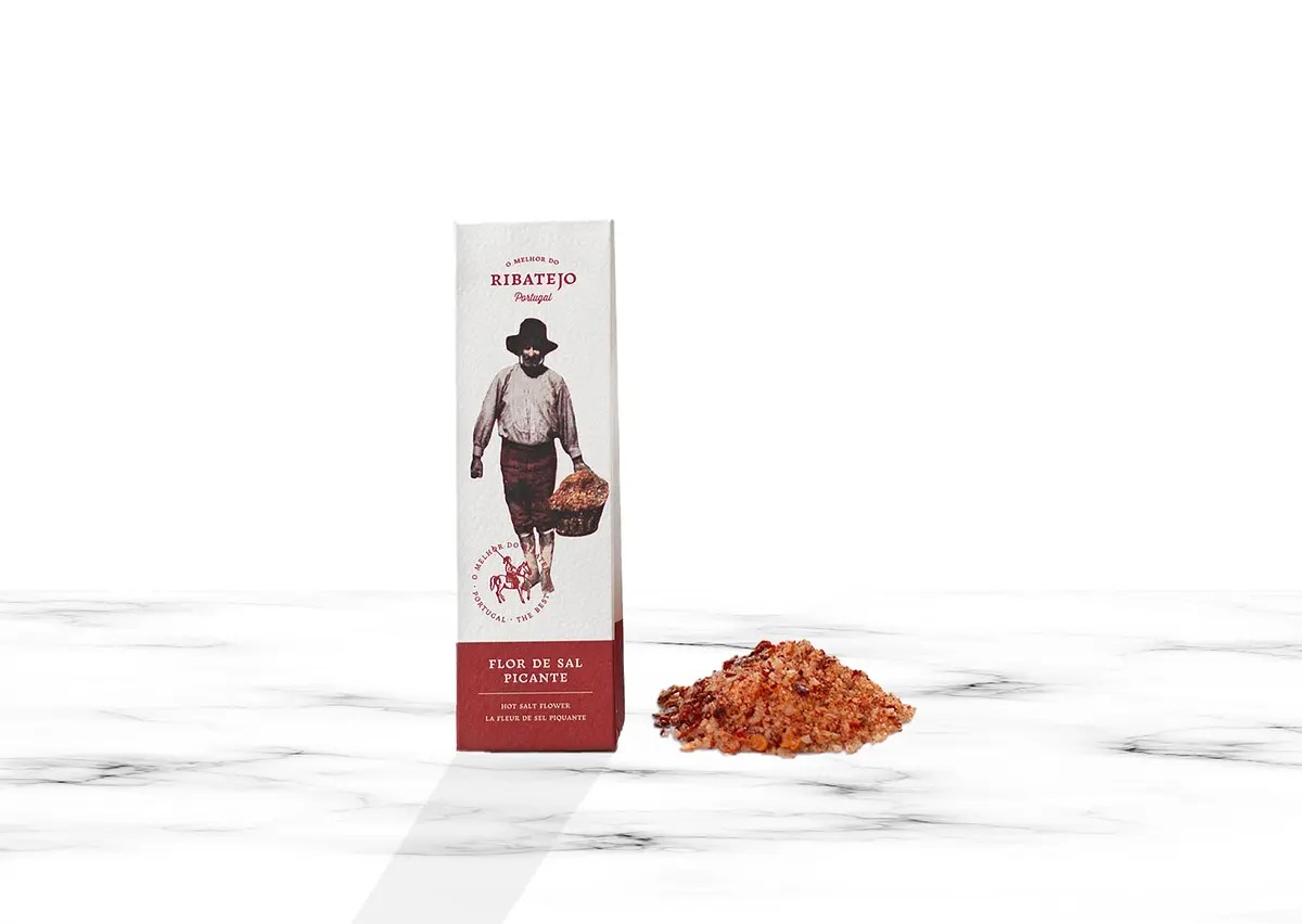 Embalagem de sal picante e sal solto ao lado