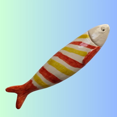 Figura decorativa em forma de peixe com riscas amarelas e vermelhas