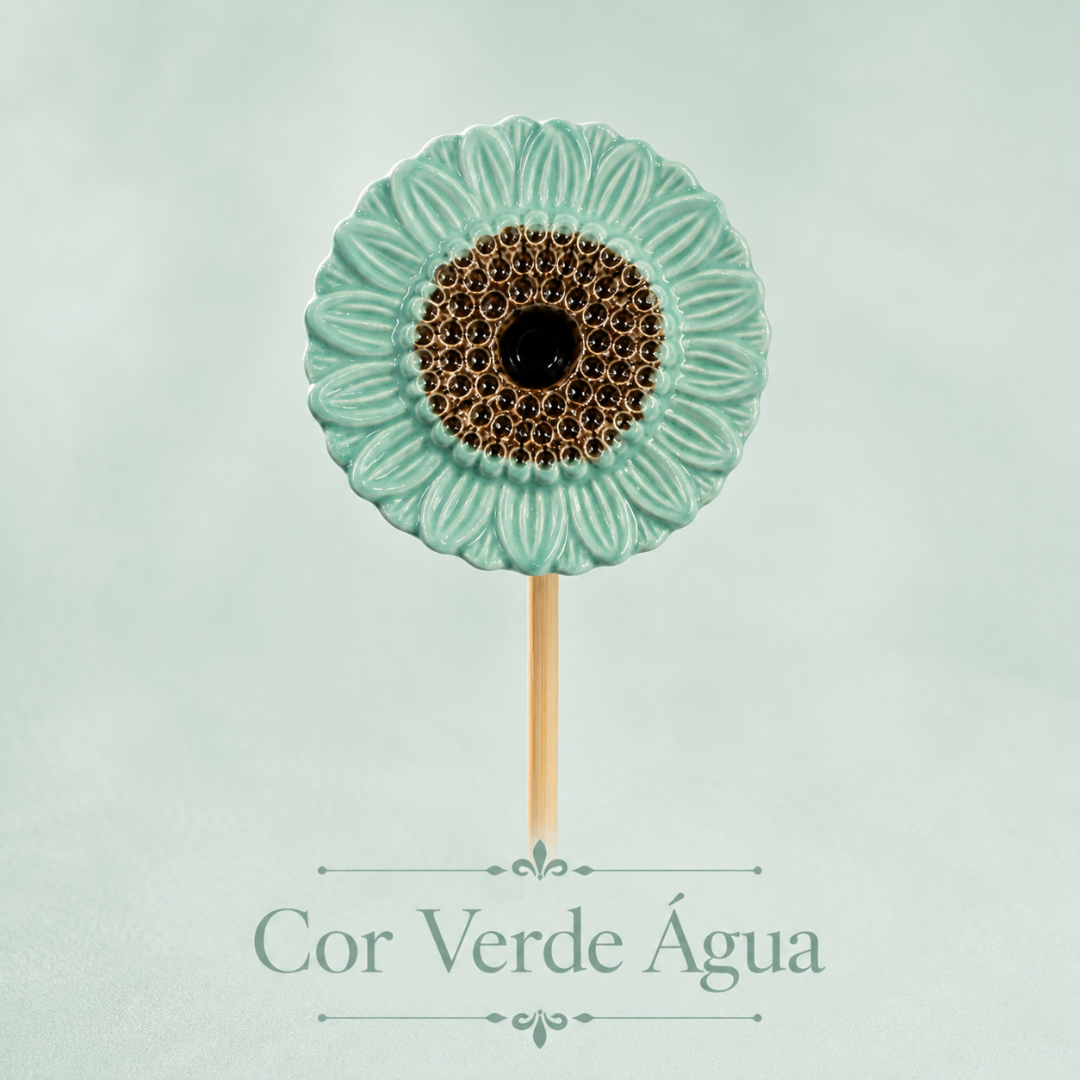Flor decorativa em cerâmica verde água com centro castanho e preto e pau de madeira