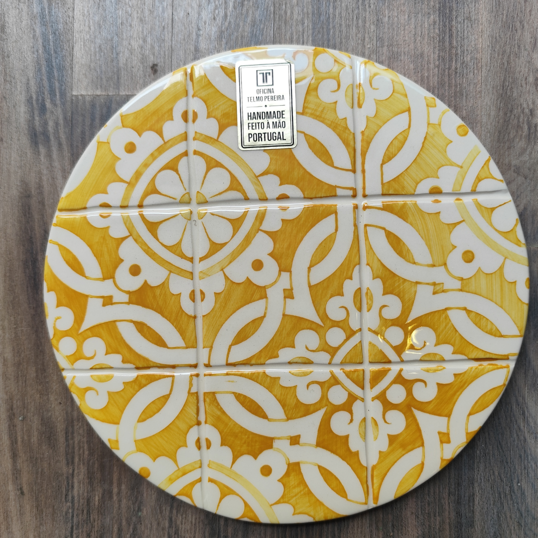 Prato redondo cerâmico com padrão amarelo e branco em azulejos e etiqueta de marca