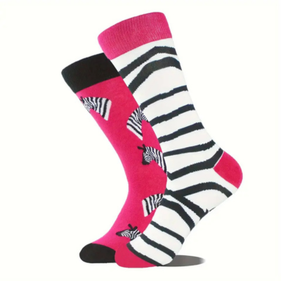 Par de meias com padrões de zebra em rosa, preto e branco.
