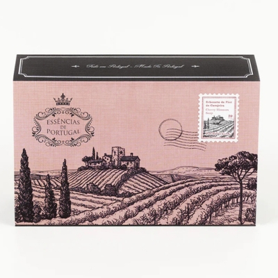 Caixa de produto com ilustração de paisagem rural e texto Essencias de Portugal