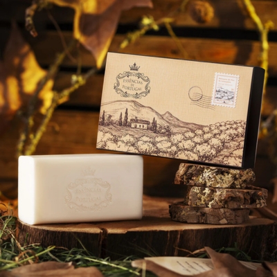 Sabonete branco com embalagem castanha desenhada de paisagem