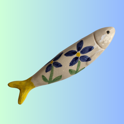 Peixe decorativo em cerâmica com flores azuis e cauda amarela