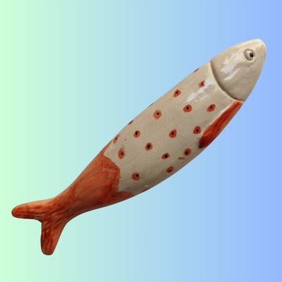 Escultura de peixe em cerâmica pintada bege e vermelha