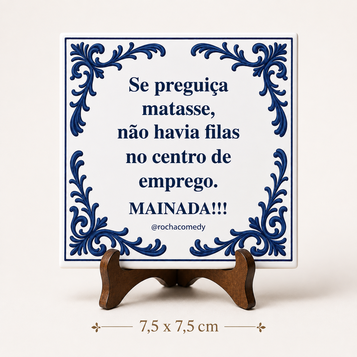 Azulejo decorativo em cerâmica branca com texto humorístico em azul e padrões azuis em moldura.