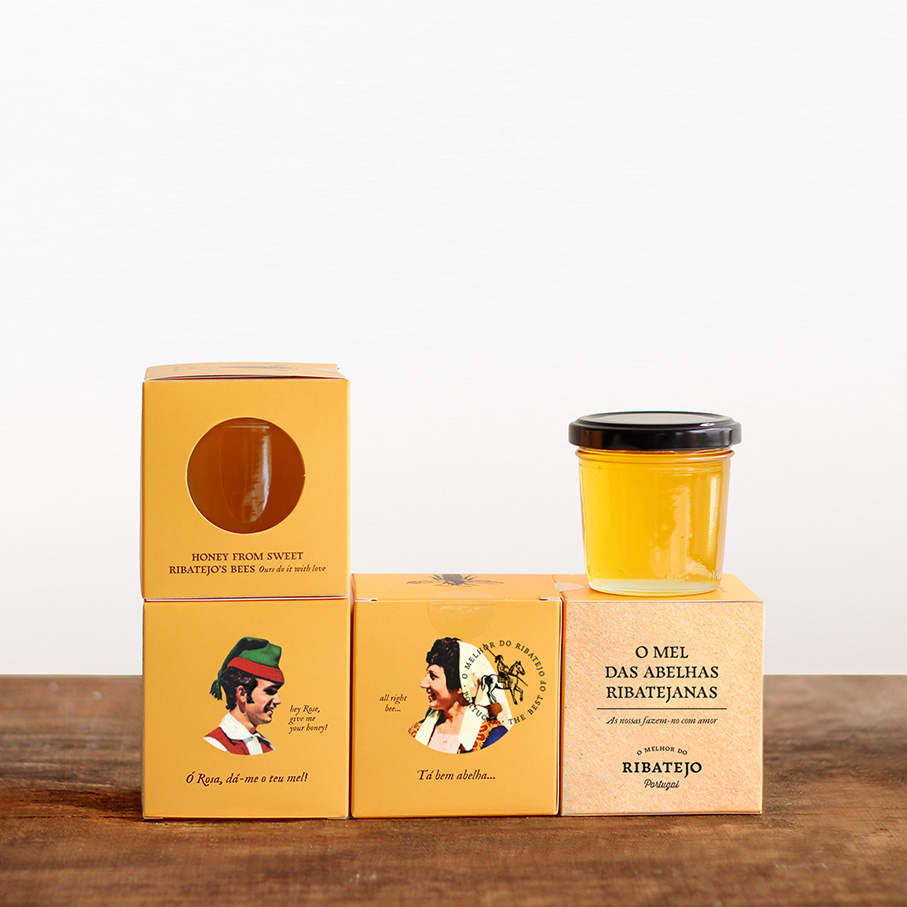 Frascos e embalagens de mel com design vintage e texto em inglês e português