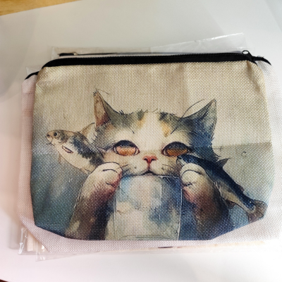 Carteira pequena bege com estampa de gato segurando peixes