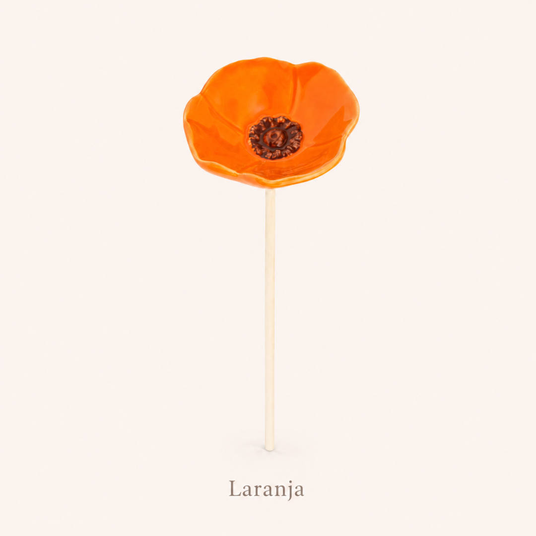 Flor cerâmica alaranjada em haste de madeira