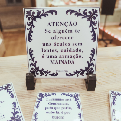 Placa decorativa branca com texto em português e moldura azul escura