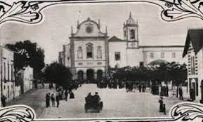 Praça com igreja e pessoas, imagem a preto e branco