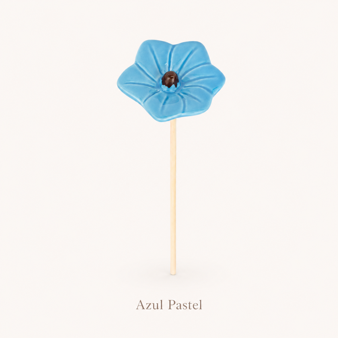 Pirulito em forma de flor azul pastel com pau branco e texto Azul Pastel