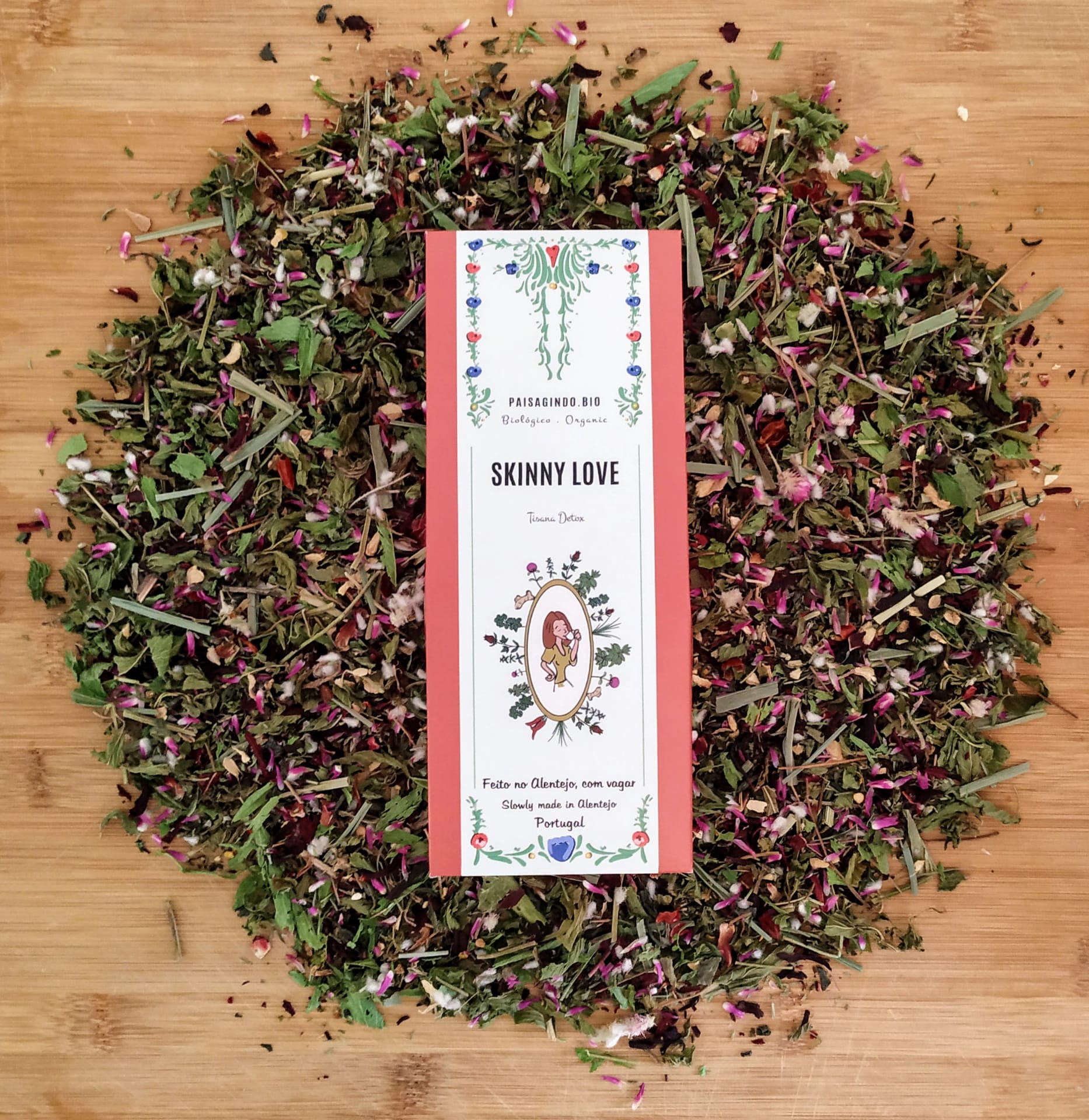 Mistura de ervas e flores secas com rótulo branco no centro