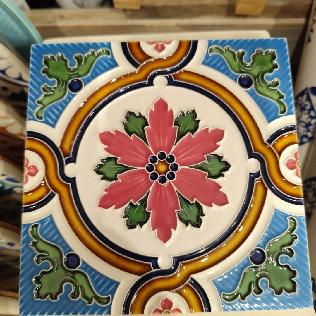 Azulejo cerâmico com padrão floral colorido e decoração detalhada