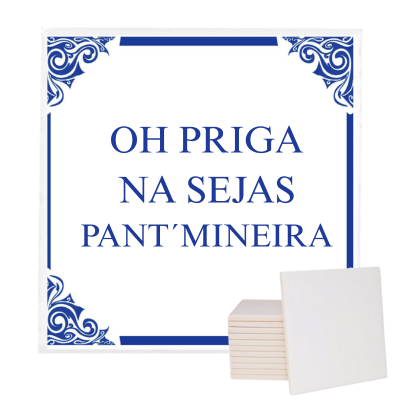 Azulejo branco com texto e decoração azul e um conjunto de azulejos empilhados ao lado