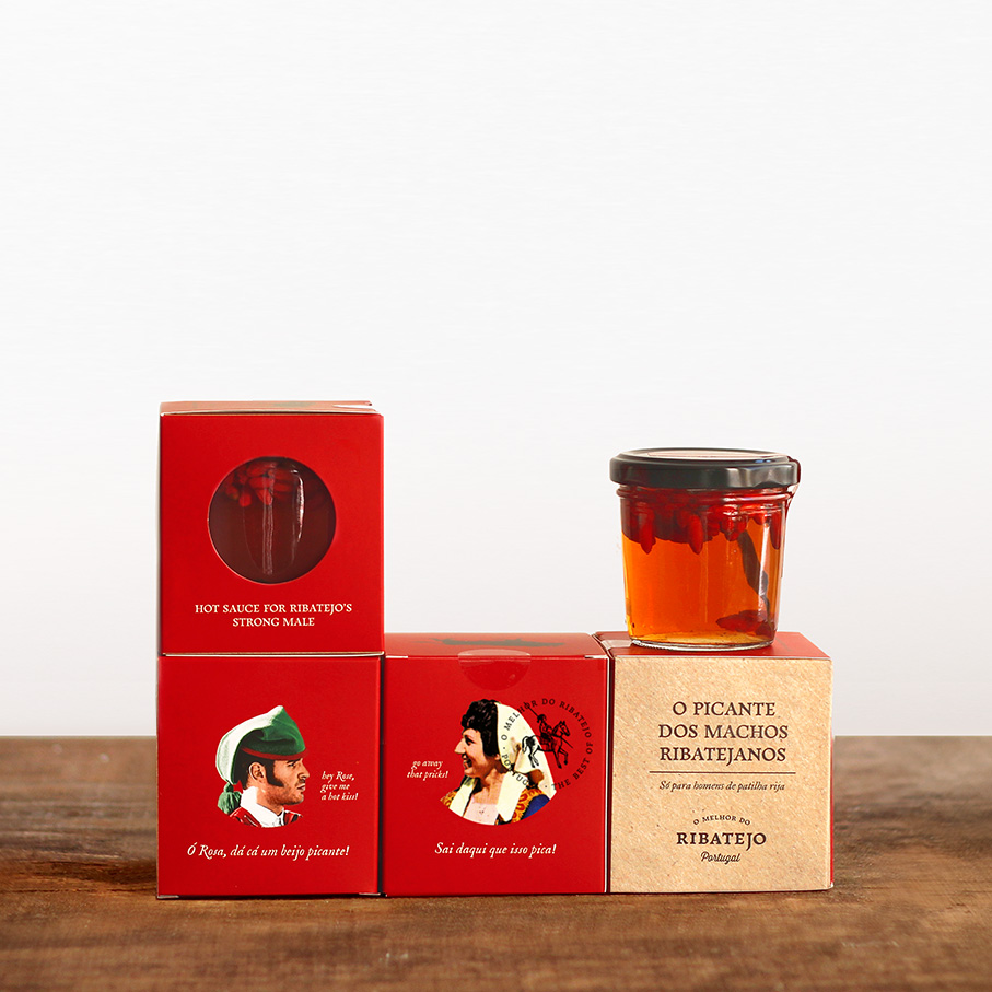 Quatro embalagens com molhos picantes do Ribatejo em caixas vermelhas e bege sobre mesa de madeira