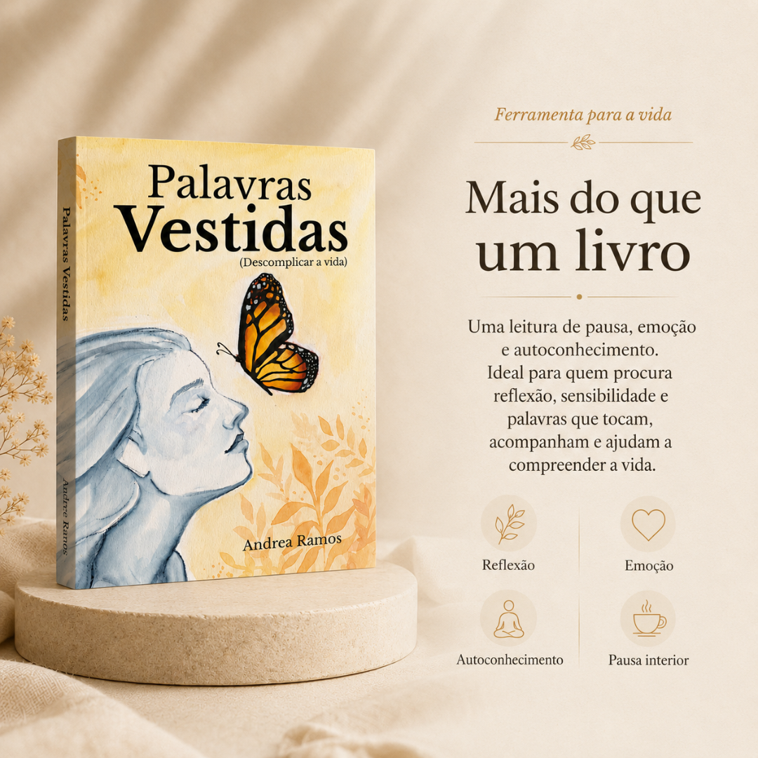 Livro Palavras Vestidas com capa amarela e ilustração de mulher e borboleta, posicionado em pedestal com fundo de cor bege e texto promocional ao lado.