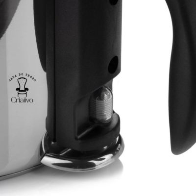 Panela de pressão em metal inox com alça preta e botão de segurança