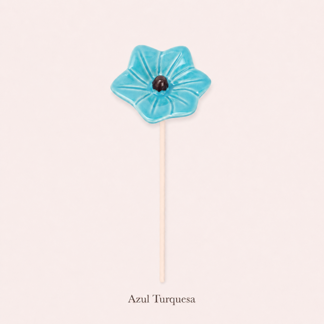 Pirulito em forma de flor azul turquesa com pau de madeira