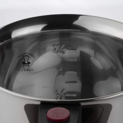 Panela de aço inoxidável com marcações internas e logótipo no interior