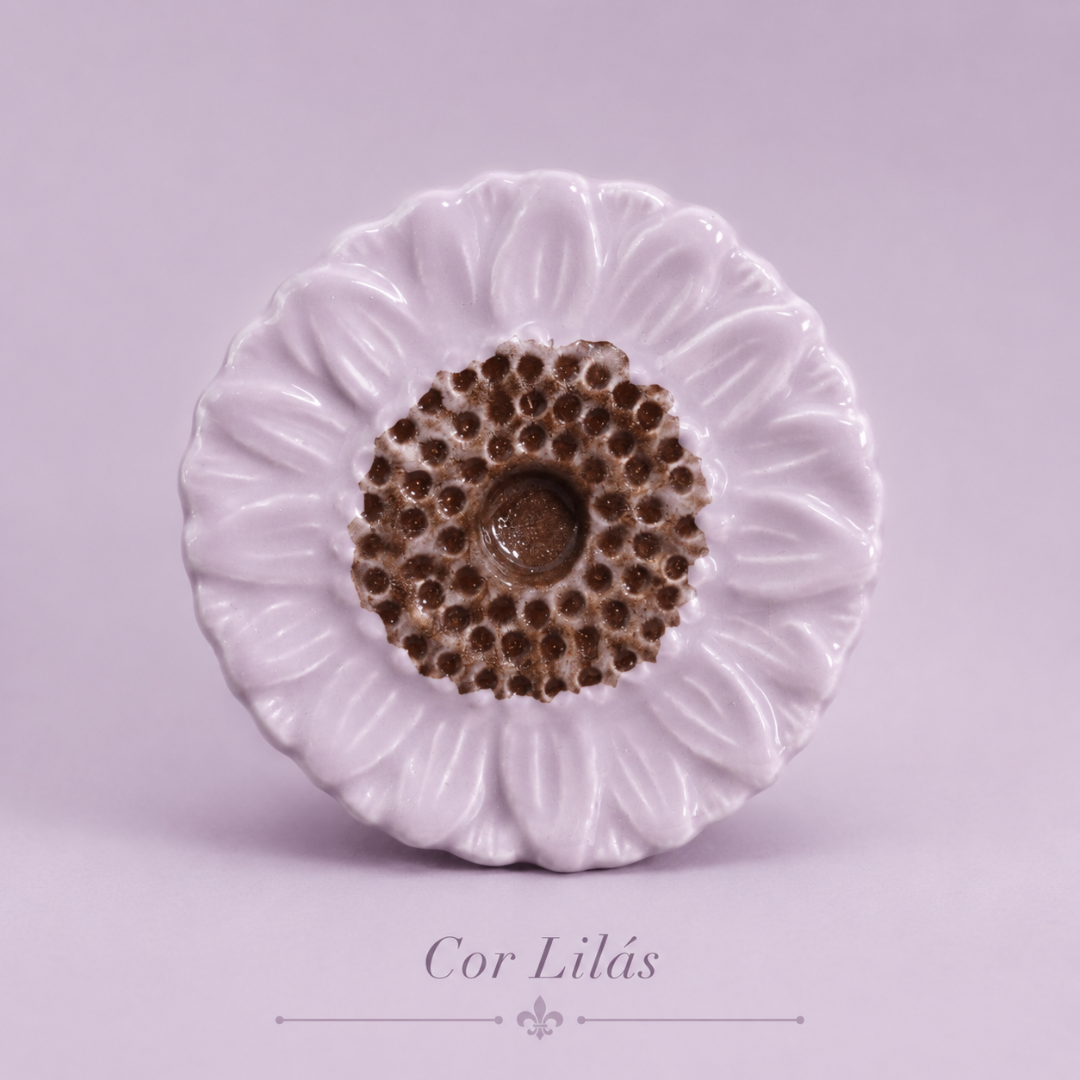 Flor decorativa em cerâmica lilás com centro castanho