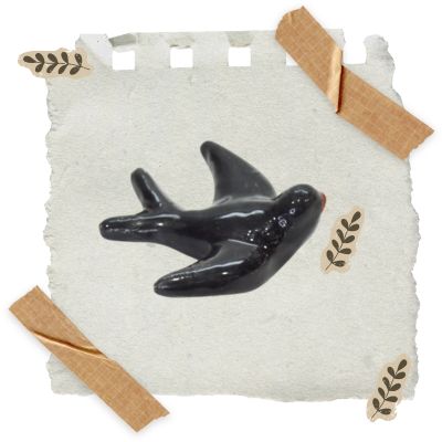 Figura decorativa de pássaro em cerâmica preta
