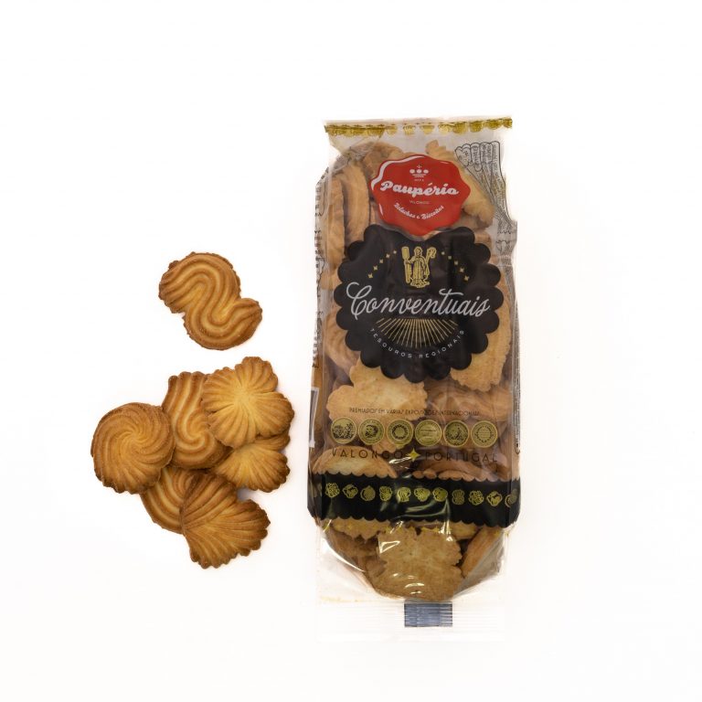 Pacote de bolachas convencionais com bolachas douradas onduladas ao lado