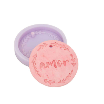 Forma moldadora silicone roxa e medalhão rosa com a palavra amor gravada