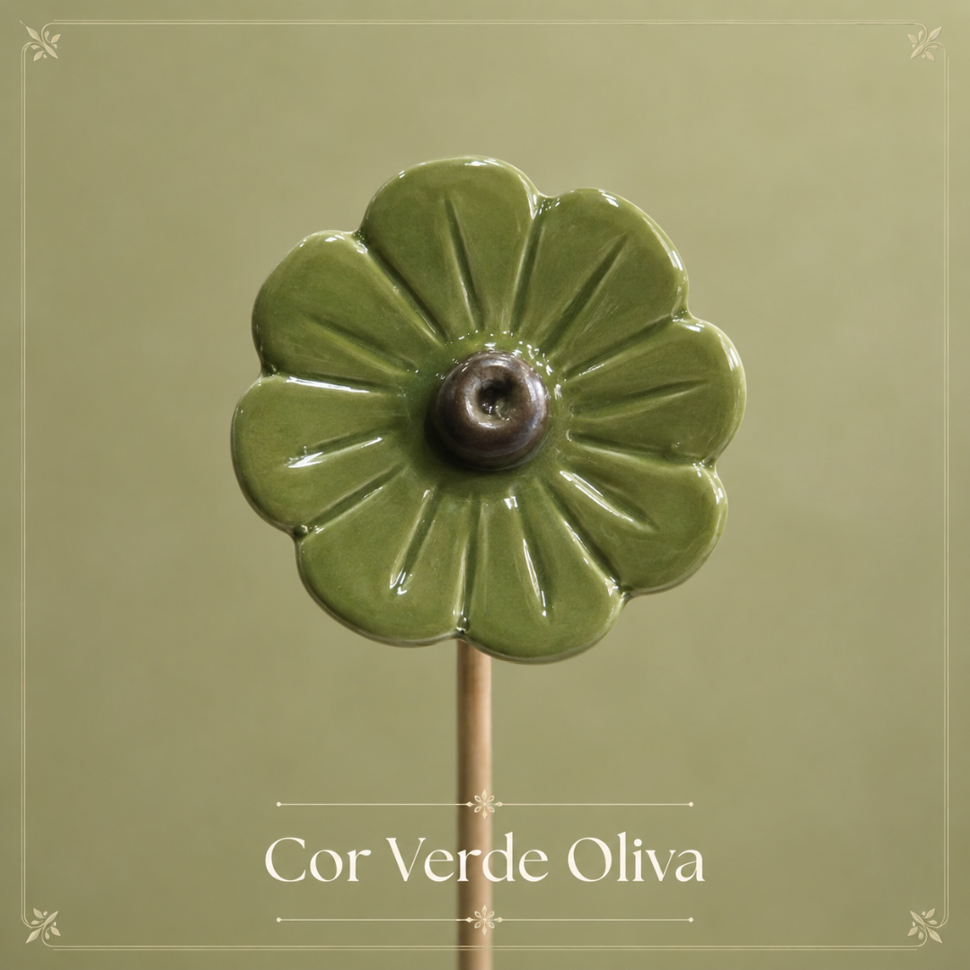 Puxador de cerâmica em forma de flor verde oliva com haste de madeira.