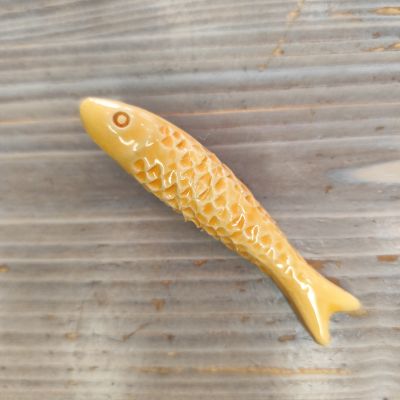 peixe decorativo de cerâmica amarelo com textura escamada