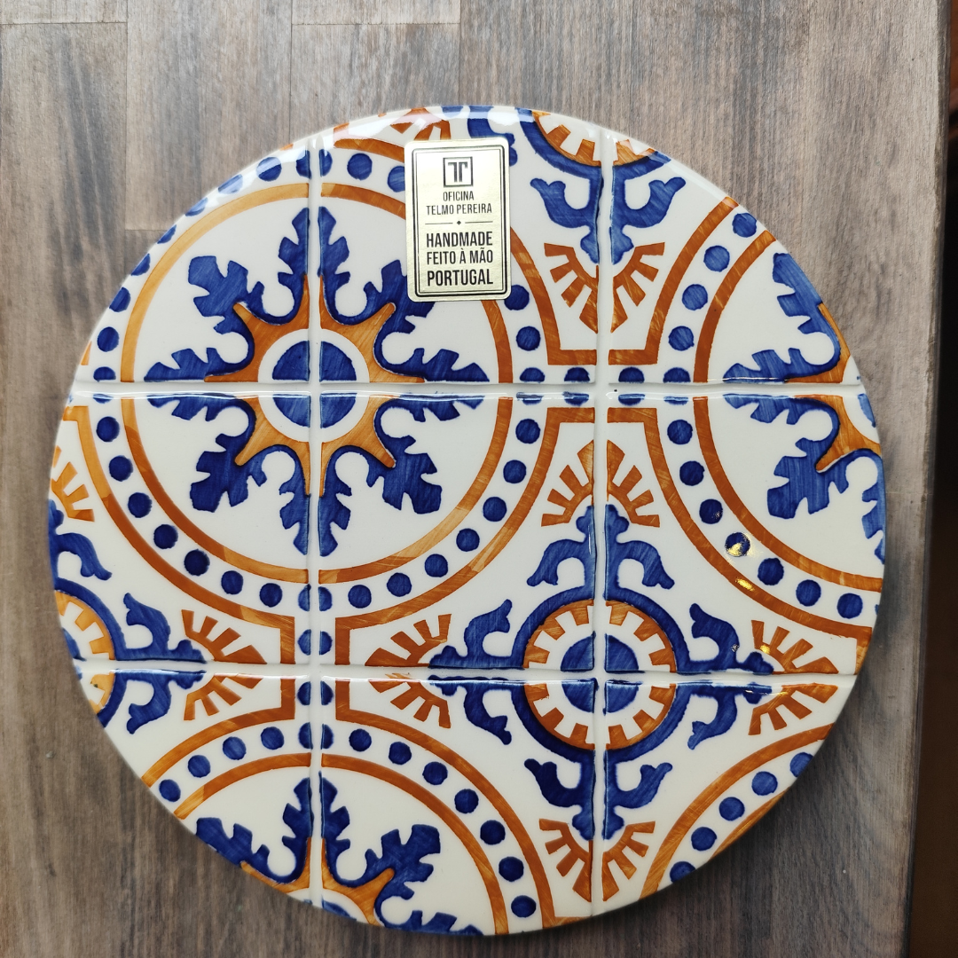 Azulejos decorativos redondos em cerâmica azul e laranja com etiqueta artesanal