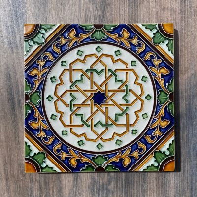 Azulejo quadrado com padrão geométrico e floral colorido