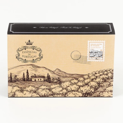 Caixa decorativa com desenho de paisagem rural e selo postal