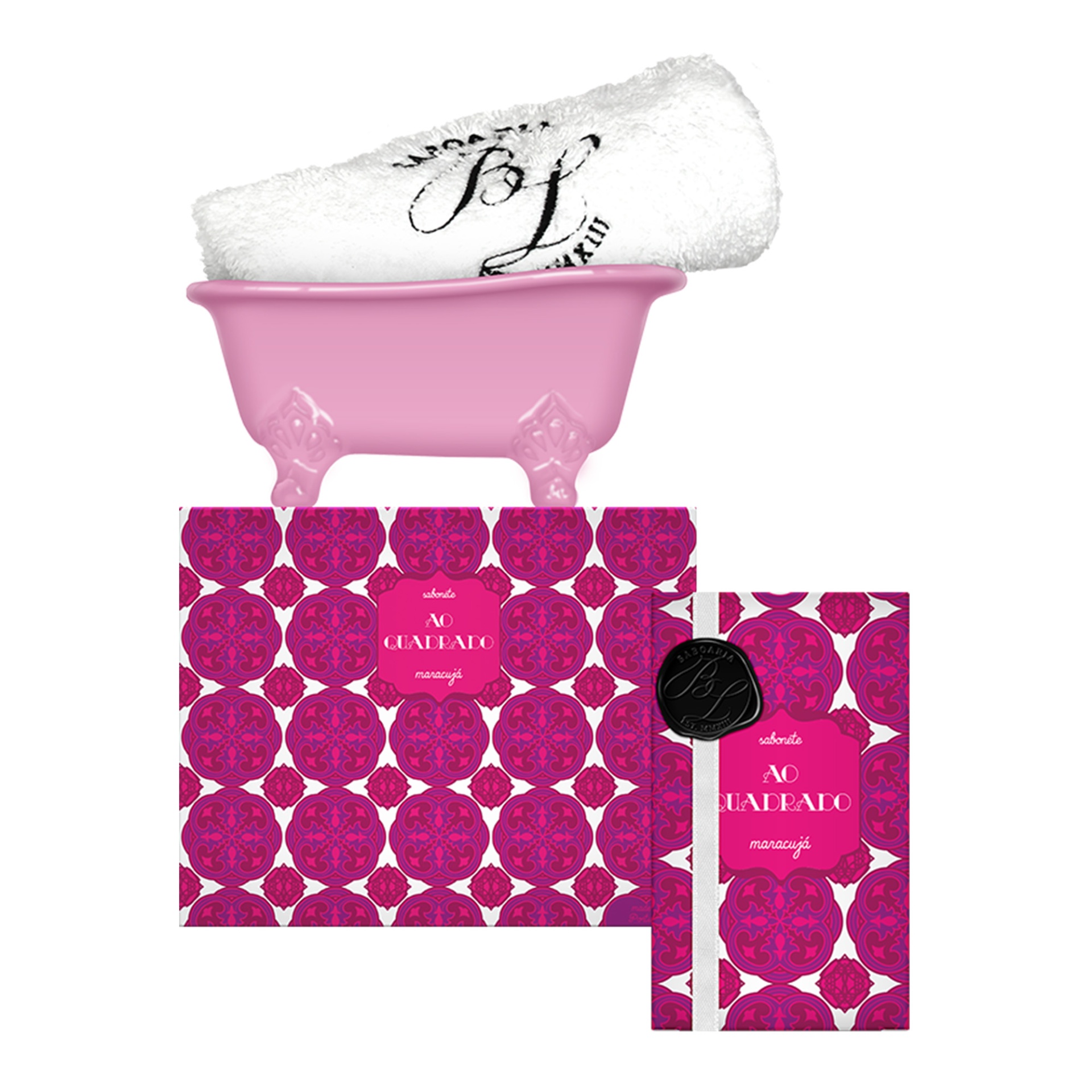 Conjunto de banho com banheira rosa, toalha branca com bordado preto, caixa e pacote rosa com padrão e texto