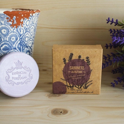 Sabonete de alfazema em caixa de papel kraft com vaso decorativo azul e branco e frasco branco rotulado ESSÊNCIAS DE PORTUGAL