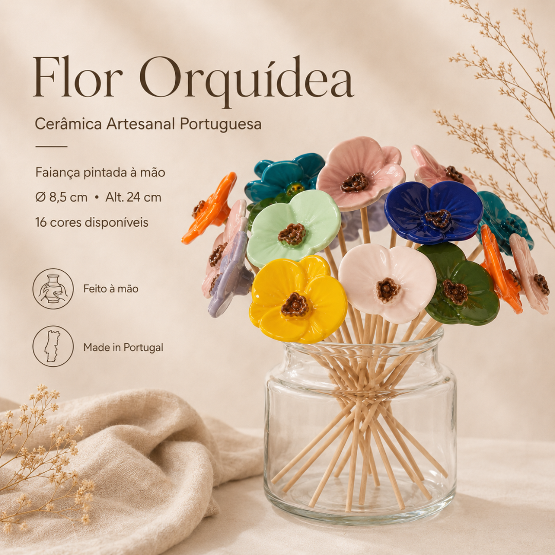 Flores de cerâmica coloridas em vaso de vidro