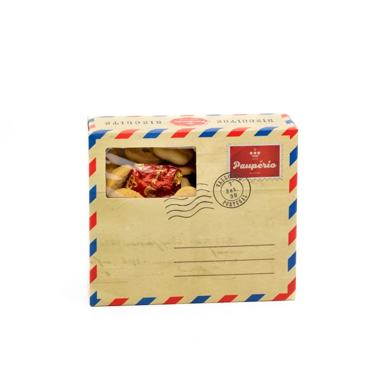 Caixa de biscoitos estilo envelope postal com janela transparente e texto Paupério
