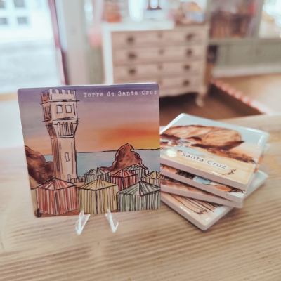Ímanes quadrados coloridos da Torre de Santa Cruz sobre bancada de madeira