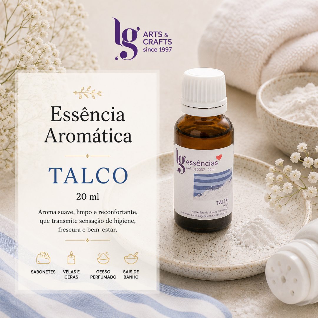 Essência Aromática Talco 20 ml num frasco âmbar com tampa branca, em ambiente de banho com pó branco e flores brancas.