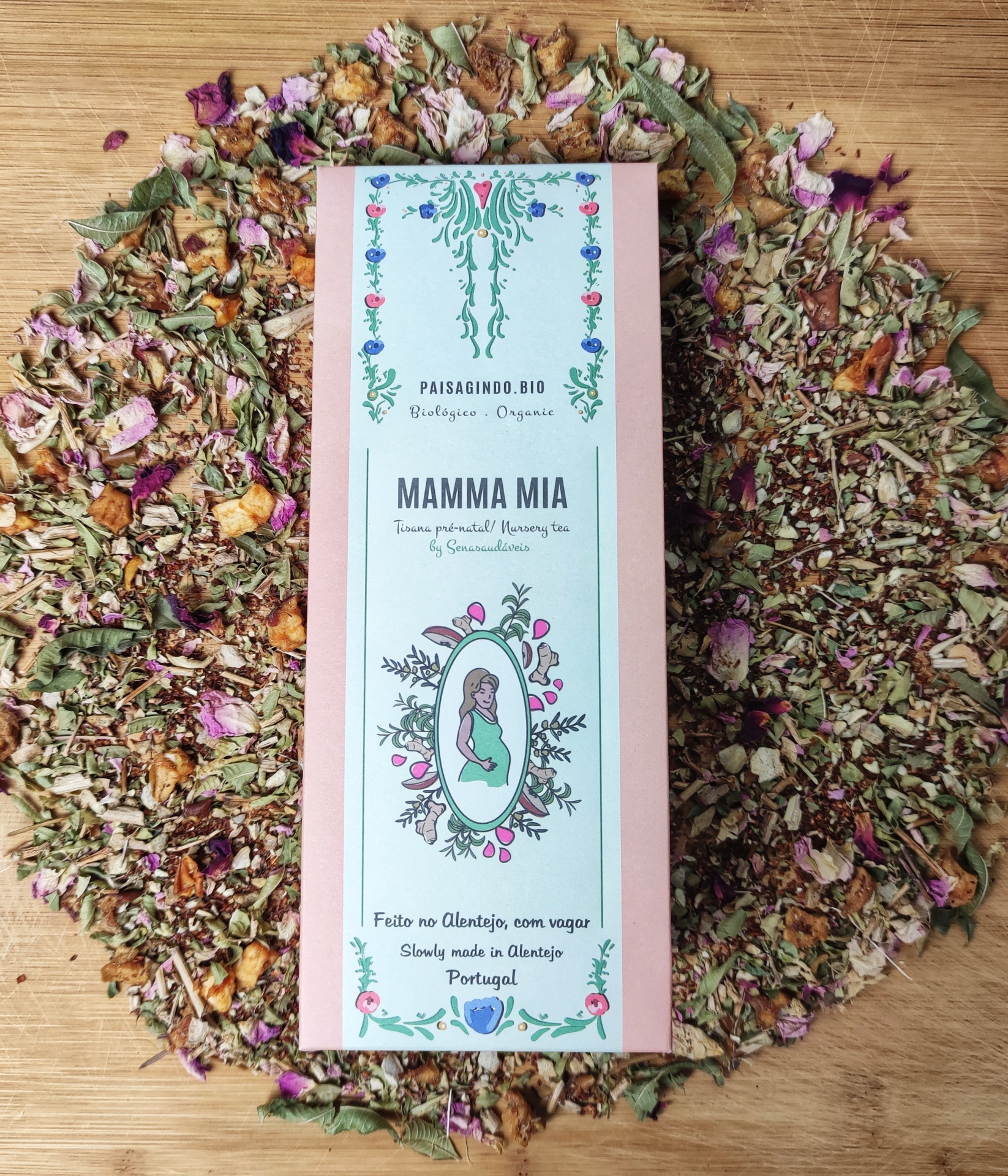 Pacote de chá orgânico MAMMA MIA com ervas e flores soltas em volta