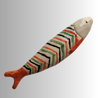 Figura decorativa cerâmica peixe com padrão colorido zig-zag