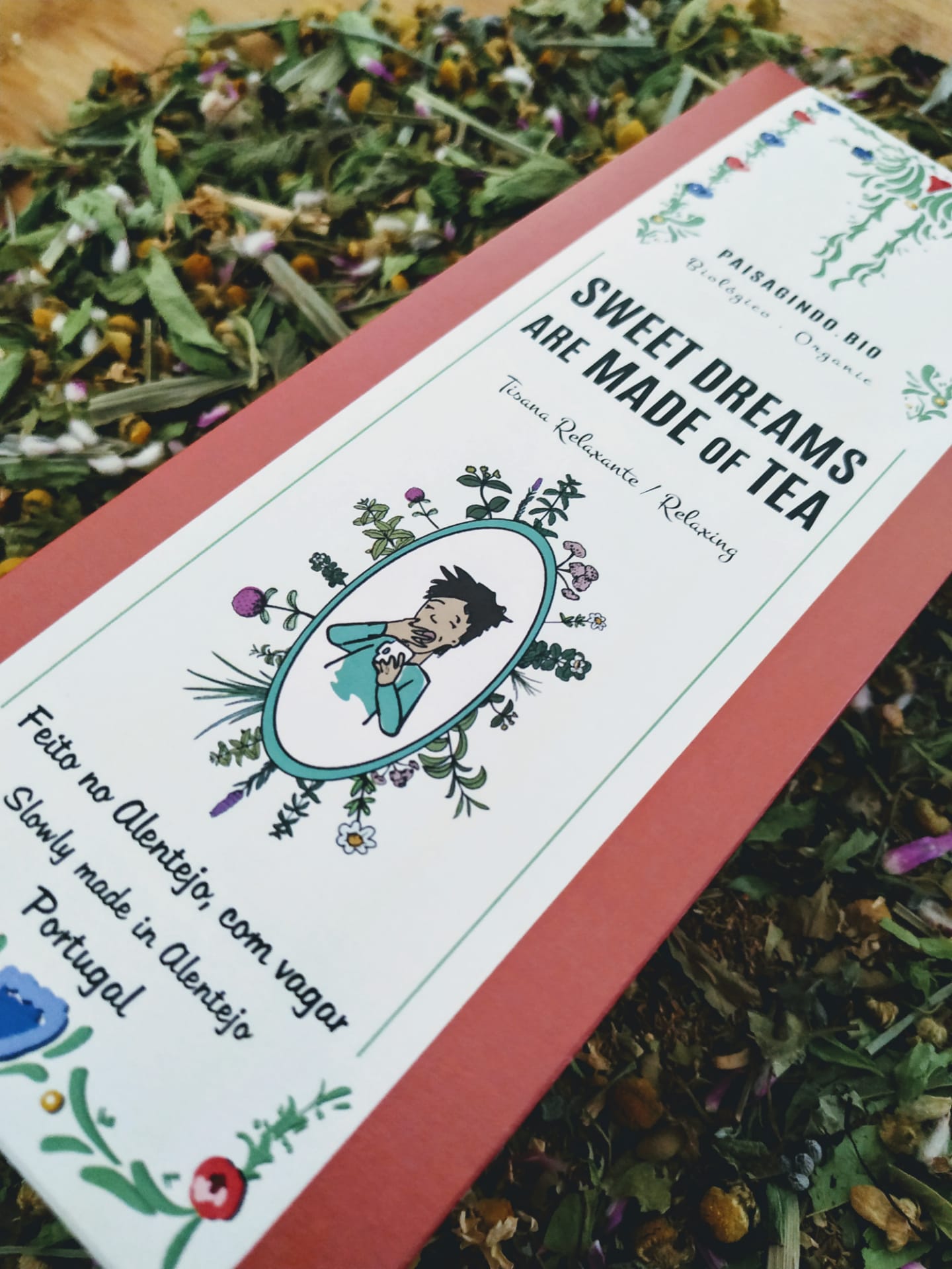 Caixa de chá SWEET DREAMS ARE MADE OF TEA com ilustração e plantas secas ao redor