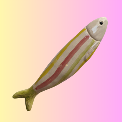 Peixe decorativo de cerâmica com riscas coloridas