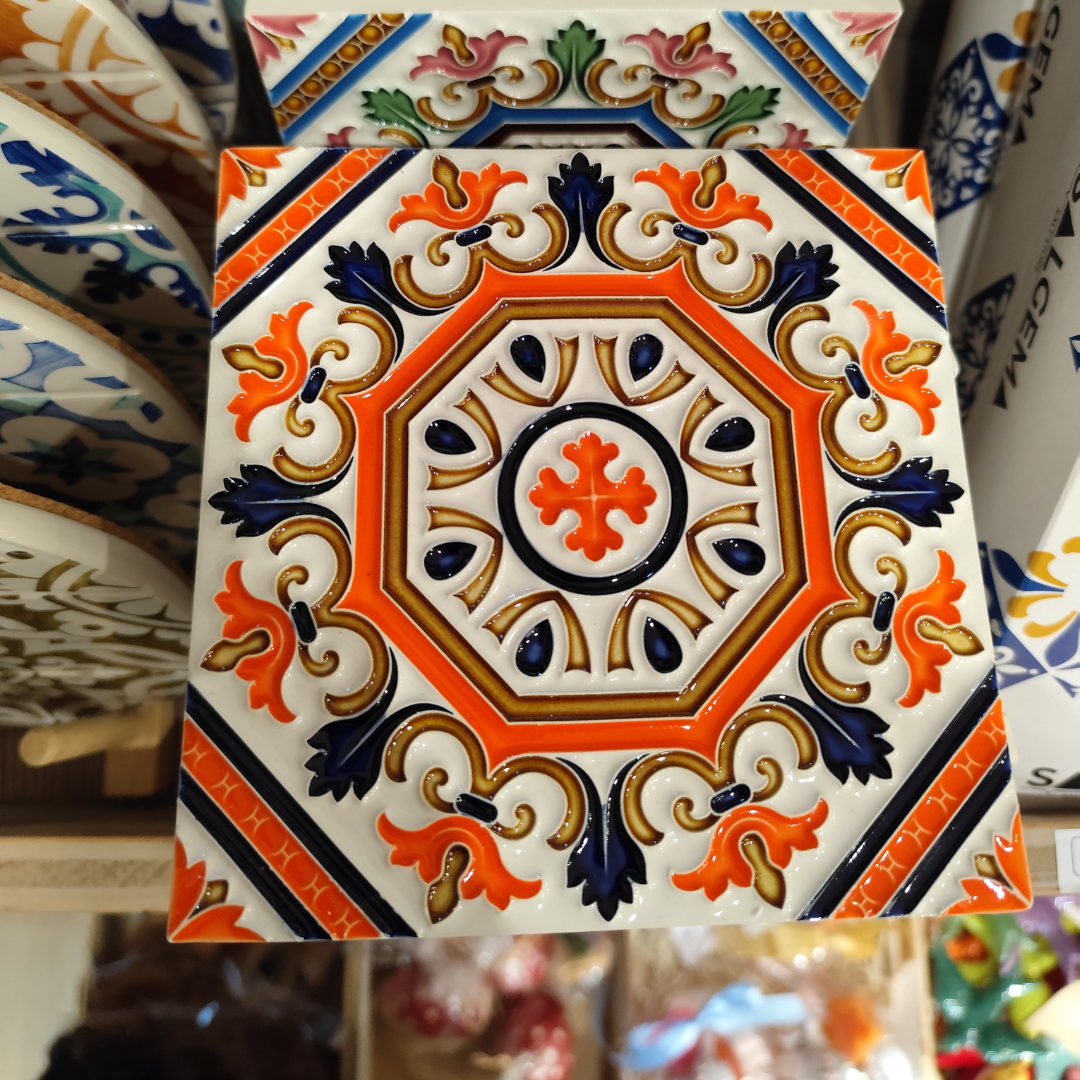 Azulejo decorativo em cerâmica com padrão colorido octogonal e floral