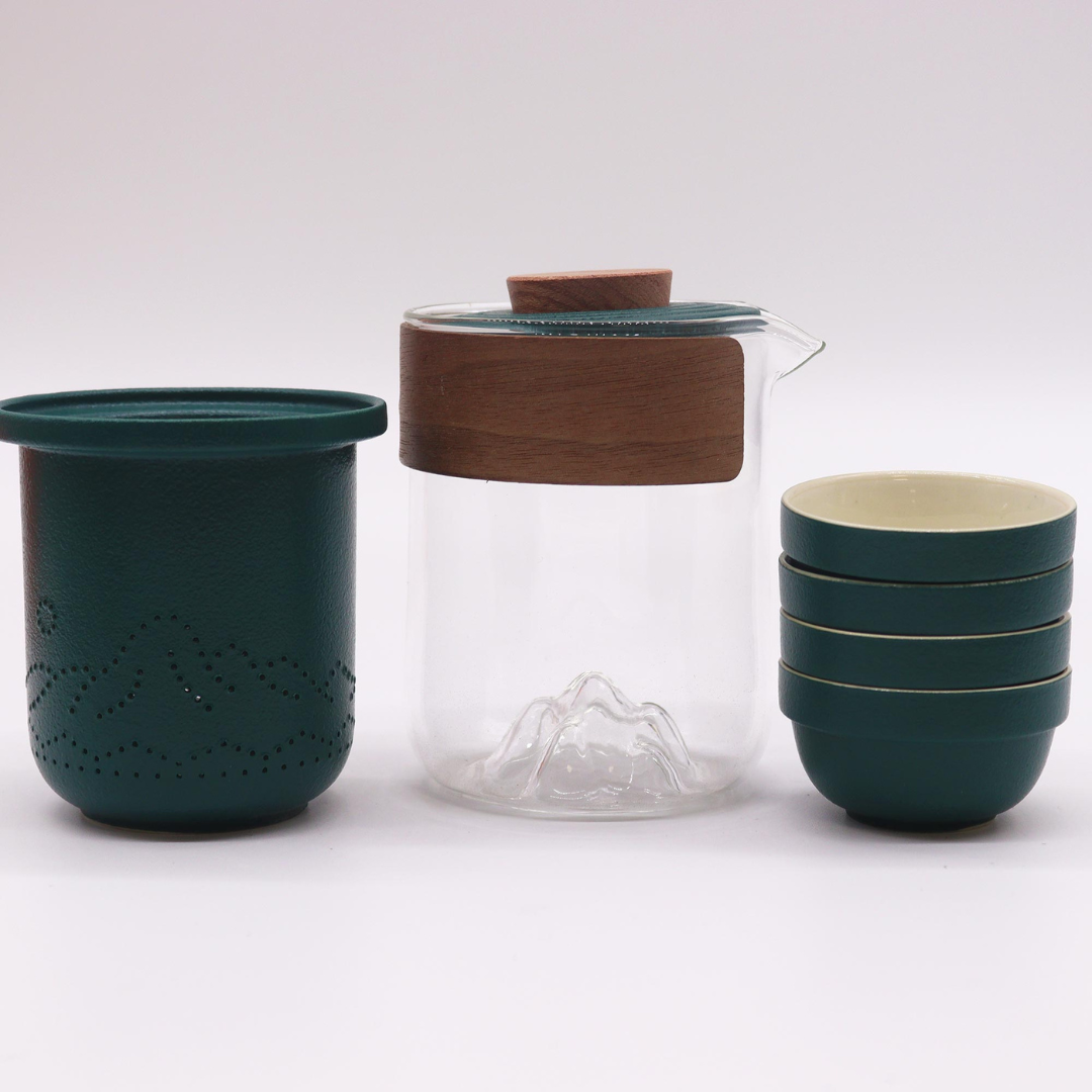 Conjunto de chá com jarro de vidro e chávenas verdes
