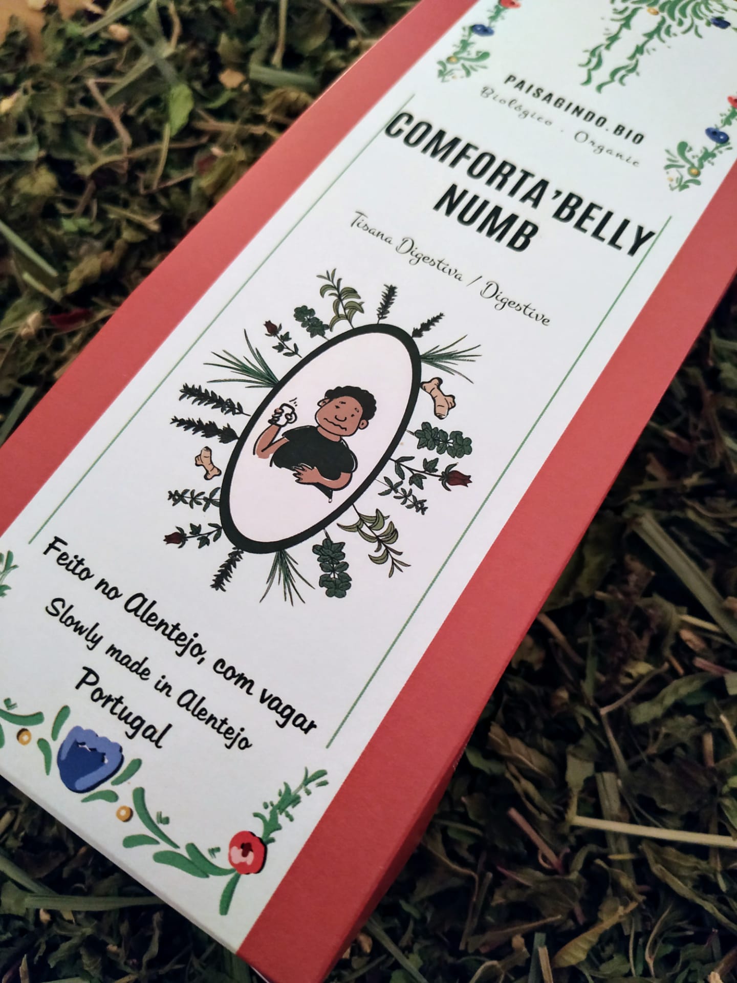 Embalagem vermelha de tisana digestiva COMFORTA'BELLY NUMB com ilustração e texto em português e inglês